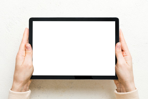 年轻女性的手使用带有白色屏幕的平板电脑，女性在家中手持空白白色屏幕的平板电脑的样机图片图片下载