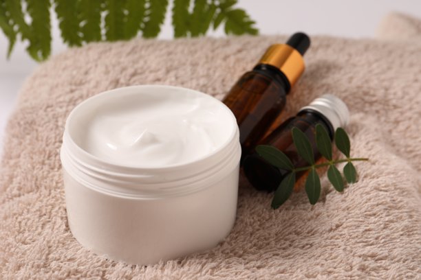 黄色背景下的天然化妆品面霜或身体乳罐，内含精华。来自草本植物的天然生物化妆品，呵护肌肤。图片下载