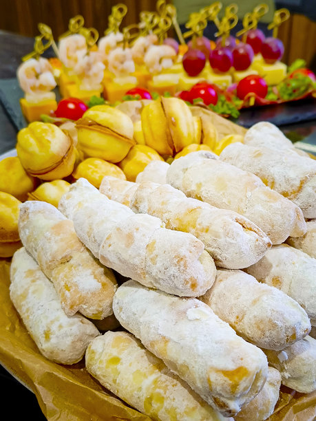 盘子里放着甜点蛋糕和饼干的特写。竖式照片。图片下载