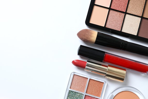 专业装饰性化妆品、彩妆产品及配件，纯白背景，简约风格。美容、时尚、面容和购物博主概念图片下载