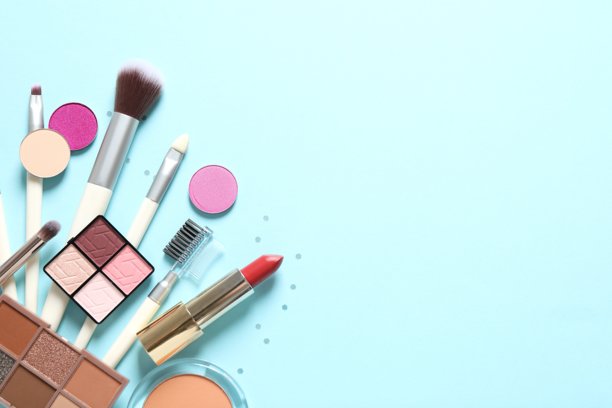 专业装饰性化妆品、彩妆产品及配件，背景为纯色，简约风格。美容、时尚、面容和购物博主概念图片下载