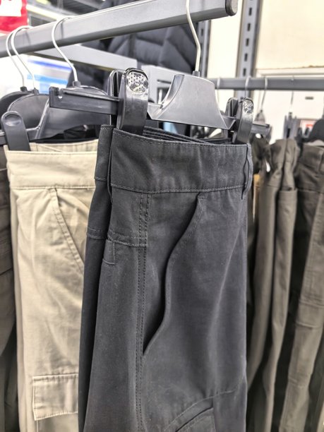 店里的衣服，衣架上衣服的美丽照片，整齐折叠，衣架上有序，服装店，运动图片下载