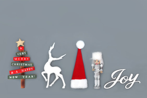 圣诞前夕的快乐标志与传统的球形树饰图片下载