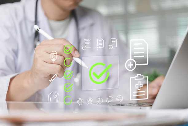 医生手持笔在虚拟屏幕上标记绿色对勾，医院。医疗保险批准概念。医疗服务质量控制成功，符合标准，数字检查。图片下载