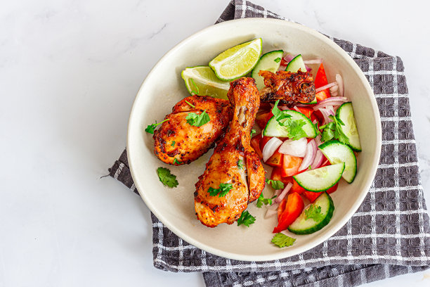 金棕色的烤箱烘烤鸡腿，放在白色木桌上，俯视角度拍摄的食物照片图片下载