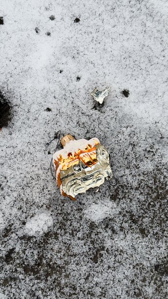 雪地里一辆破损的火车造型圣诞玩具——一张充满情感的冬季照片，适用于明信片设计、社交宣传和关于节日瞬间脆弱性的内容。图片下载