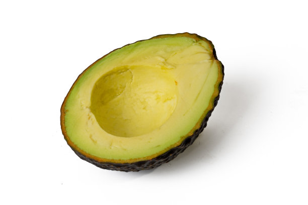使用高分辨率相机和焦点堆叠技术拍摄的白色背景新鲜牛油果切片照片。图片下载