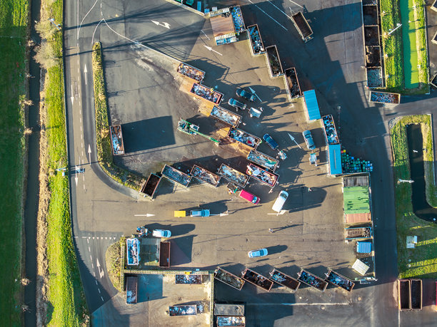 俯瞰斯尼克 Milieustraat 垃圾回收处理厂的航拍视角图片下载
