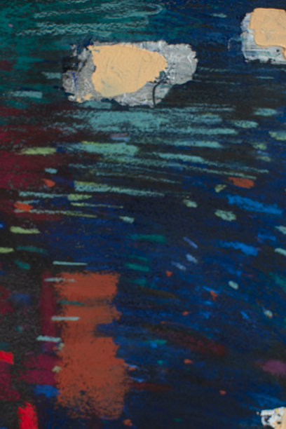 抽象的节日夜景艺术作品，带有充满活力的烟花般的笔触。深蓝色背景，点缀着红色、金色、绿色和紫色的干粉彩和混合媒体创作的色块。图片下载