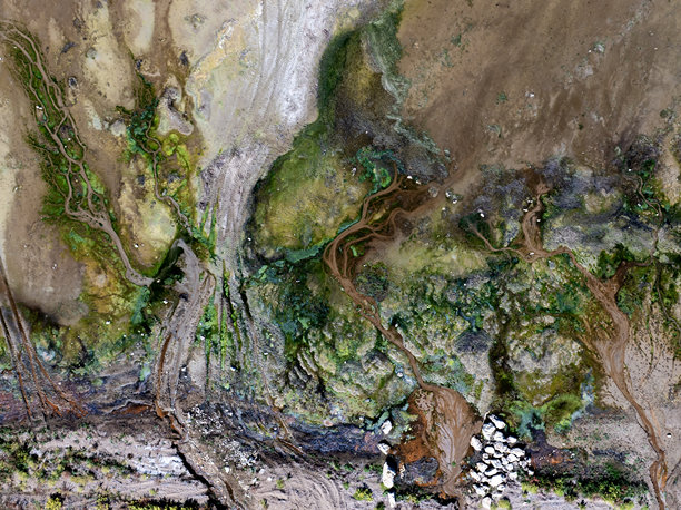 湖泊面临的危险与干旱，抽象摄影，广告牌背景，全球气候主题照片。色彩的魔幻之美。湖泊与河流的色彩和纹理。图片下载