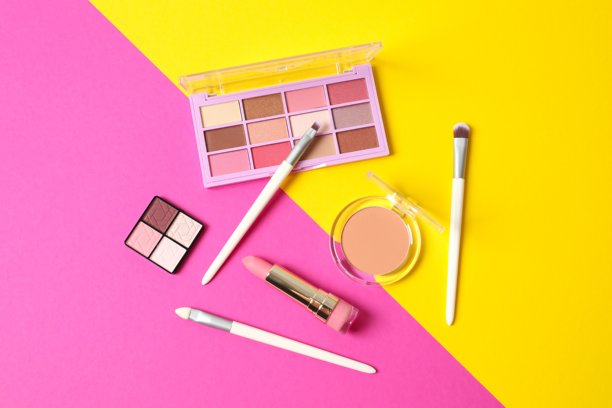 专业装饰性化妆品、彩妆产品及配件，置于彩色背景上，极简风格。美妆、时尚、容貌及购物博主概念图片下载
