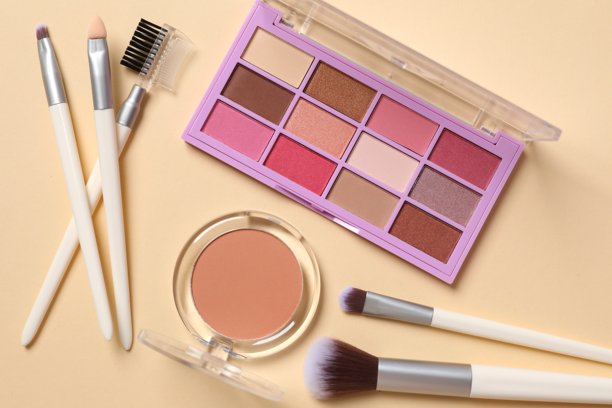 装饰性化妆品、彩妆产品及配件，背景为纯色，极简风格。美容、时尚、面部及购物博主概念。图片下载
