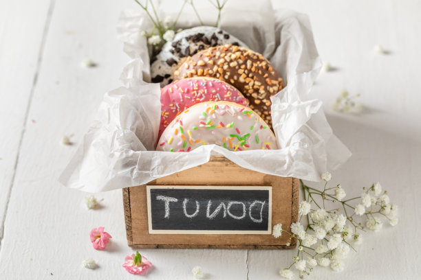 甜美的手工甜甜圈，撒有糖珠和淋面。图片下载