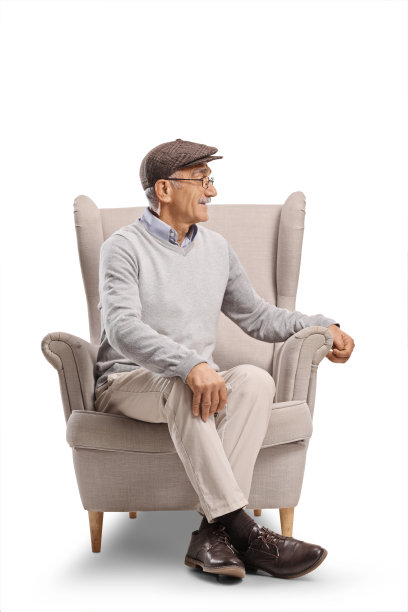 一位老人坐在扶手椅上，看向一旁图片下载