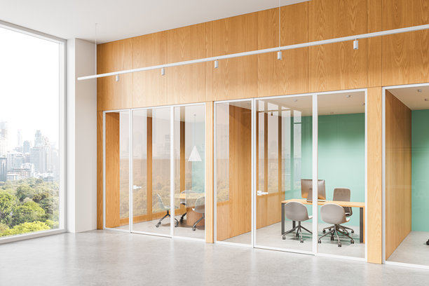 高层建筑内现代办公室，设有玻璃隔断、木质墙壁和极简家具，可俯瞰城市景观并享有自然采光。三维渲染图片下载