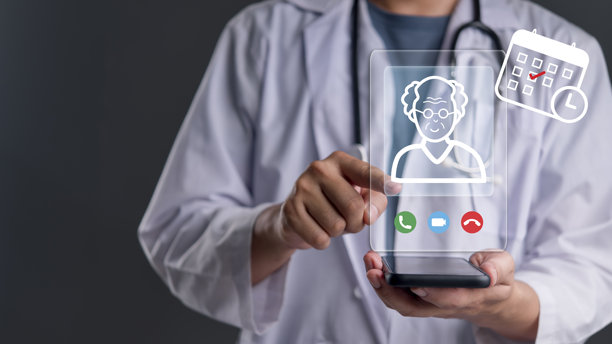 医生使用智能手机进行视频通话，咨询老年患者，画面显示虚拟屏幕。远程医疗在线老年人健康检查预约概念。老年护理移动应用程序数字医疗服务。图片下载