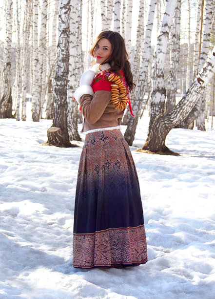 俄罗斯女孩，在冬季风景的映衬下展现美丽。俄罗斯民族风女孩，竖构图照片图片下载