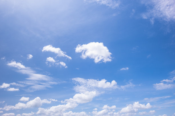 蔚蓝天空和云朵的全景图，拥有微小云朵的蓝天背景。蓝天中的白色蓬松云朵。迷人的股票照片，展示天空和云朵的令人着迷的美丽。图片下载