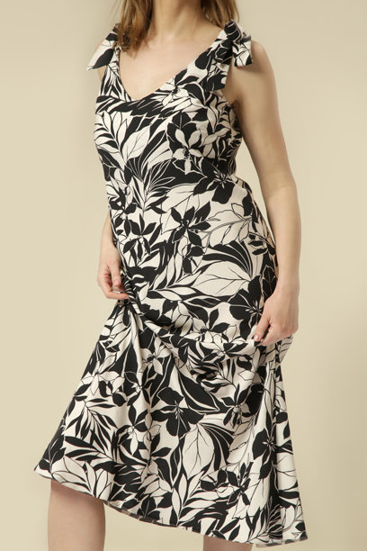 年轻女模特身穿大花黑白亚麻连衣裙的系列影棚照片。休闲时尚的夏日装扮，春夏时尚潮流。图片下载