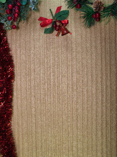 金色圣诞背景配饰 - 优雅的圣诞边框，背景闪耀着金色光芒，饰有冰霜的松枝、红色浆果、松果和一个节日铃铛装饰。图片下载