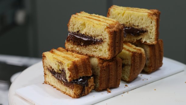 不同相机角度拍摄的烤海绵蛋糕照片，包括45度、俯视和平视，以及特写和全景。图片下载