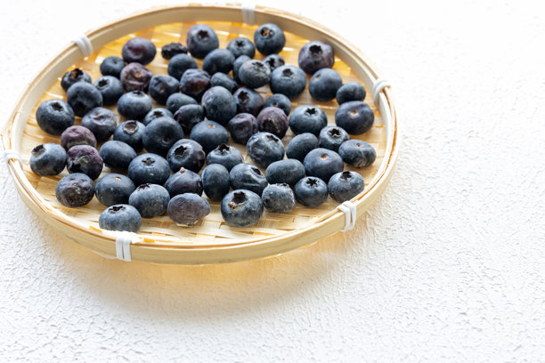 木碗里的野生蓝莓图片下载