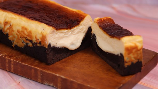 一张烧焦的融化巧克力蛋糕的照片，蛋糕已被切开并放置在木盒支架上。照片包含多个相机角度，如45度、正面视角和平铺视角。提供纵向和横向长宽比。图片下载