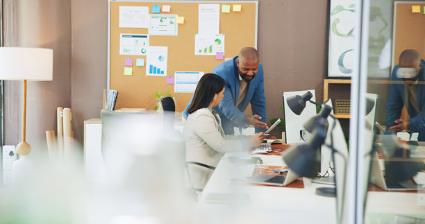 办公室里的电脑、文件和商业团队，提供关于收入增长、关键绩效指标和预测的建议。金融分析师、人员和文件夹，附带图表，用于投资决策和股票报告洞察。图片下载