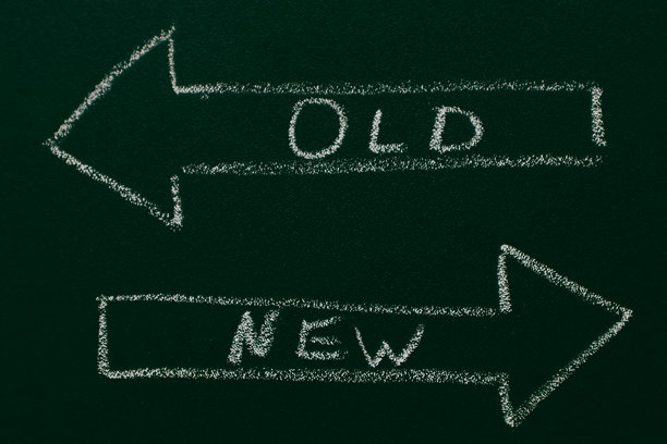 白色粉笔箭头。手绘箭头标志。黑板。照片图片下载