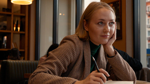 年轻女子在轻松的学习或工作环境中微笑的照片图片下载