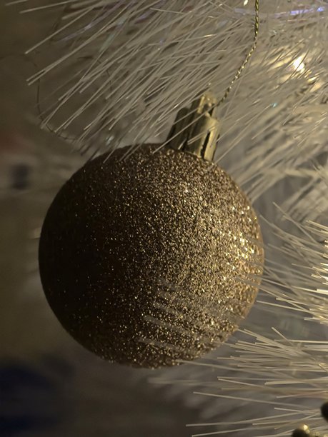 新年装饰，彩球，花环，灯饰，圣诞树上的精美装饰，为新年装饰的圣诞树，美丽的新年照片，圣诞树，彩球图片下载