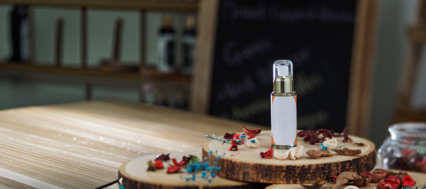 俯视静物包装拍摄照片，展示了一个放在木桩上的芳香喷雾瓶，周围环绕着带有香味的干花。图片下载