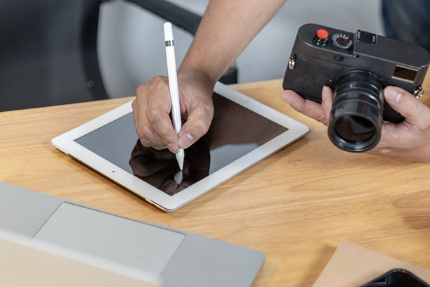 自由摄影师在家编辑照片，代表着创意在线职业生活方式图片下载