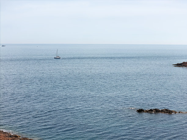 法国蔚蓝海岸悬崖，俯瞰戛纳，背景是雪山，航拍照片图片下载