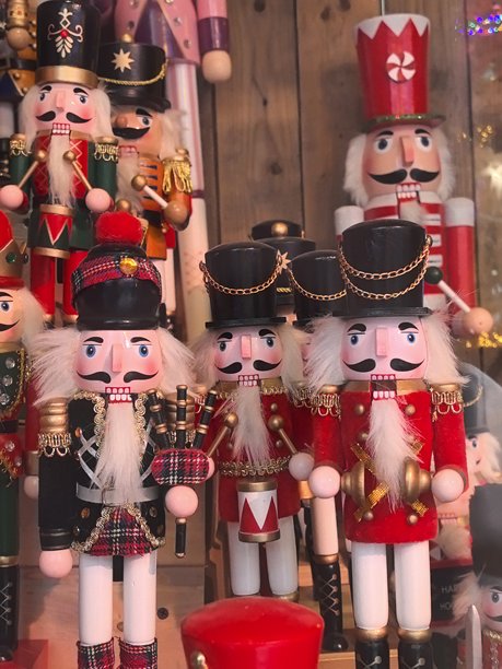 新年装饰，彩球，花环，灯饰，圣诞树上的精美装饰，为新年装饰的圣诞树，美丽的新年照片，圣诞树，彩球图片下载