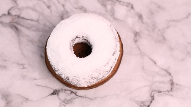 各种巧克力甜甜圈，配有各种不同的配料。照片以 45 度角、正面视角和俯视角度拍摄。图片下载