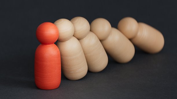 3D插画，一列男人，人们站立和跌倒。跌倒推挤站立。负面影响、疾病与健康的概念。黑色背景上的3D渲染。图片下载