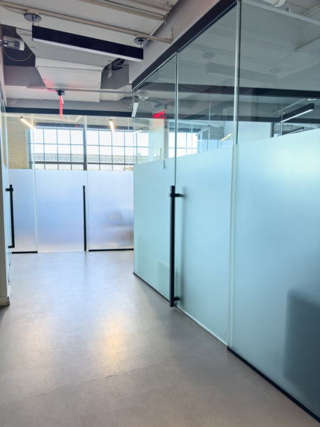 带玻璃隔断的现代空办公室走廊图片下载