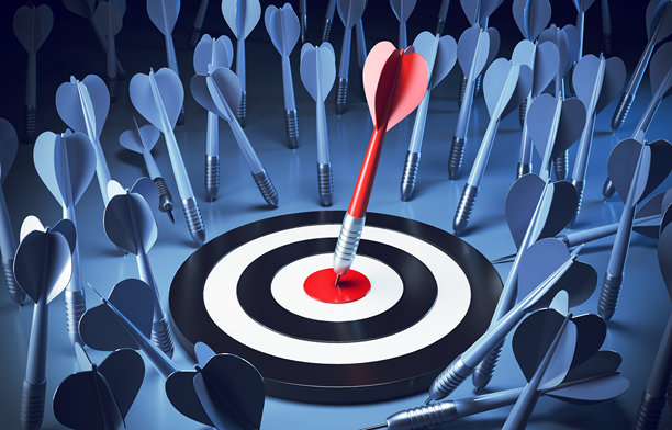 红色的飞镖射中飞镖盘的靶心。商业目标或达成。成功与获胜概念，3D渲染。图片下载