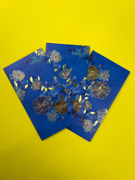 蓝色信封，饰有金色花卉图案，在充满活力的黄色背景上呈圆形排列。这张概念照片适合全球穆斯林庆祝开斋节的节日氛围。图片下载