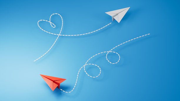 一只红色的纸鹤漂浮在一群白色的纸鹤中。3D插画，纸艺鸟，为广岛纪念日设计的极简风格概念。蓝色背景上的3D渲染。图片下载
