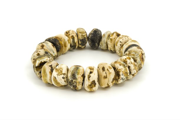 带有天然内含物的波罗的海白垩琥珀手链，白色背景上的手工珠宝图片下载
