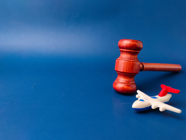 这张图片以玩具飞机和法官的槌子为特色，象征着航空法。图片下载