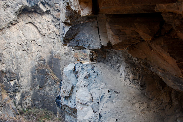 山地景观中的岩石悬崖地貌图片下载