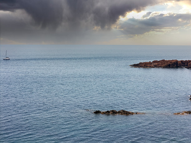法国蔚蓝海岸的悬崖，俯瞰大海，背景是戏剧性的云彩，航拍照片图片下载