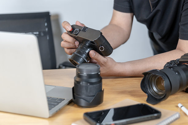 自由摄影师在家编辑照片，代表着创意在线职业生活方式图片下载