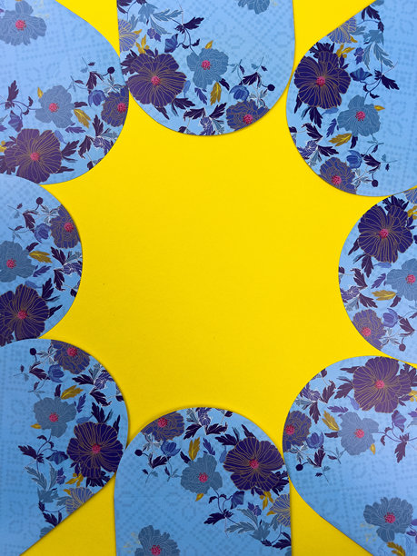 蓝色的信封，带有金色的花卉图案，在鲜艳的黄色背景上呈圆形排列。这张概念照片适合世界各地穆斯林庆祝开斋节的节日氛围。图片下载