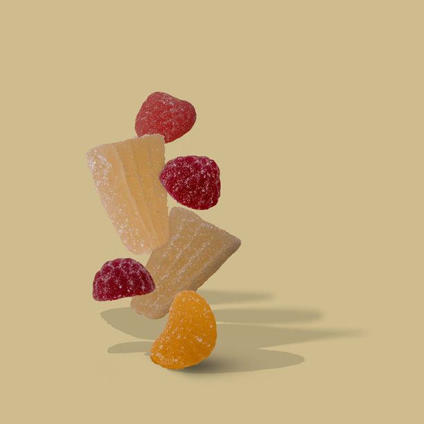 一张橙色果酱在米色背景上飞行的照片，带有阴影和用于放置文字的空间。图片下载