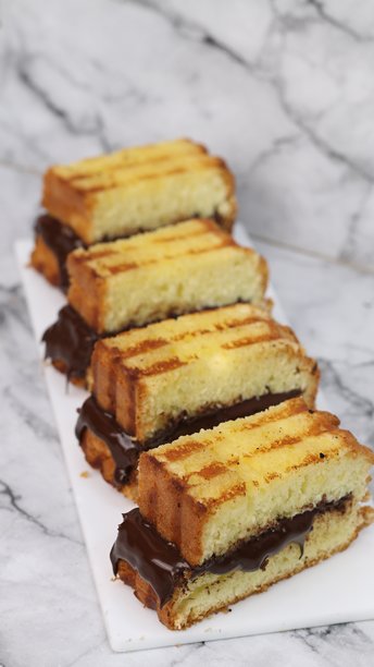 不同相机角度拍摄的烤海绵蛋糕照片，包括45度角、俯视和平视，以及特写和全景。图片下载