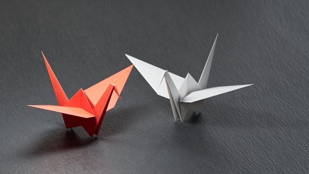 折纸鸟，纸鹤。广岛纪念日的三维插画，一对纸艺鸟，极简风格概念。黑色背景下的三维渲染。图片下载